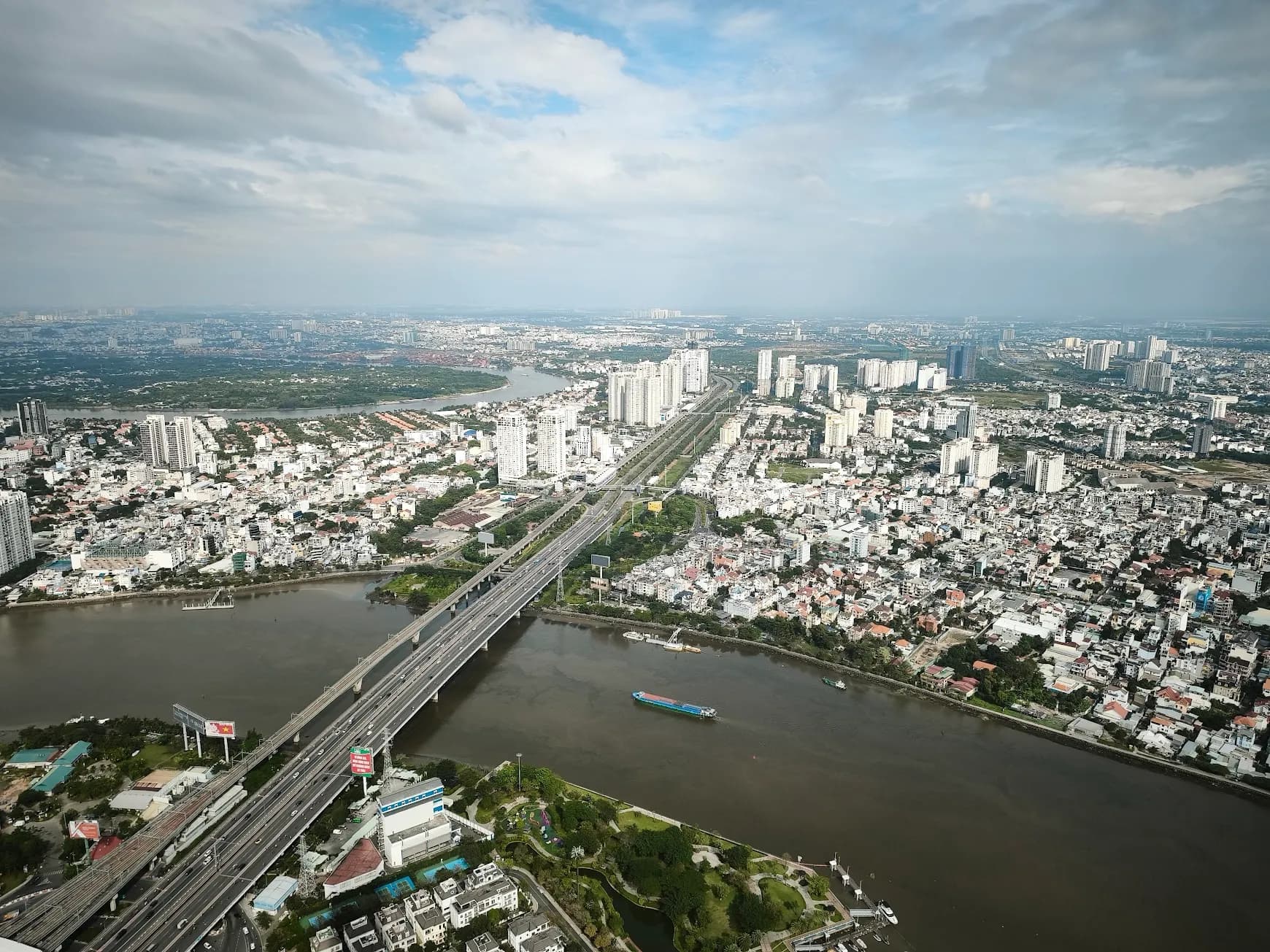 HCMC Luxury Guide 2025: Landmark 81 & VIP Speedboat Tour